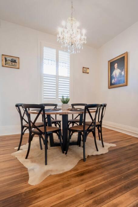Appartement Historic Beauty In The Cbd! Parking And Wifi à Launceston Extérieur photo