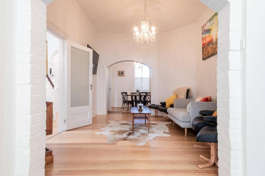 Appartement Historic Beauty In The Cbd! Parking And Wifi à Launceston Extérieur photo